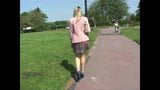 Hete blondine plaagt wandelingen op sexy hoge hakken voor je fetisj snapshot 11