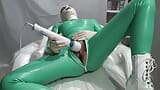 Latex danielle entspannt im krankenwagen snapshot 11