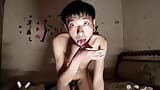 Masturbation dans le chalet en ruine d’un jeune garçon asiatique mignon, éjaculation et gémissements snapshot 17