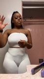 Une black en lycra blanc - cameltoe et seins snapshot 6