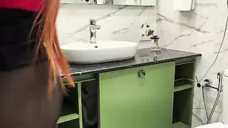 La moglie tradisce suo marito in bagno ad una festa con uno ...