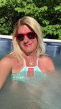 Vlugge trans meisje Tiffany Bells in het bubbelbad snapshot 2