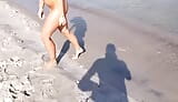 私の継父は私が海で完全に裸になっていることを記録します snapshot 8