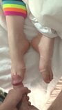 Abspritzen auf die sexy Füße meiner Ehefrau! snapshot 3