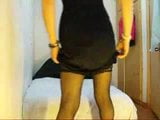 黒のドレスとストッキングのセクシーな女装男 snapshot 5