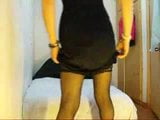 Crossdresser sexy senhora em dessou preto e meias snapshot 5