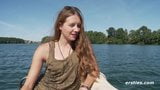 Alba caresse sa douce chatte au bord du lac snapshot 2