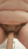 Madura milf masturbándose la polla terminando en su coño con semen snapshot 15