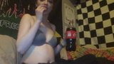 Molliges Mädchen wird mit Cola bis zum Maximum aufgebläht snapshot 7
