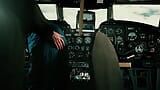 Sıcak seks için dikkati dağılan uçak pilotu! snapshot 4