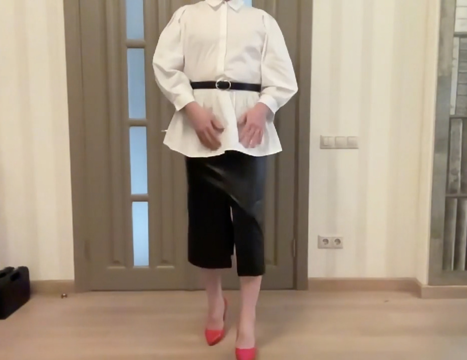 Biurowa sekretarka tranny w skórzanej ołówkowej spódnicy midi i białej bluzce koszulowej gotowa do ssania twojego kutasa i zjedzenia spermy