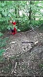 Дама в ее красном плаще в лесу snapshot 2