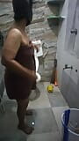 Tamil aunty fa un bagno caldo in bagno indossando un saree snapshot 1