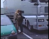 Une MILF blonde en manteau de fourrure suce un camionneur snapshot 1