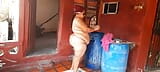 Cowok ini ngintip ibu tiriku saat lagi mandi di teras rumahnya. snapshot 4