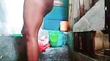 Indische hausfrau sapna nimmt eine masturbation auf dem badezimmer snapshot 6