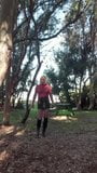 Rosa slampa Alina leker med en kuk i parken) snapshot 2
