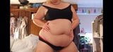 Сексуальная толстая блондинка с толстым животом поедает торт snapshot 10