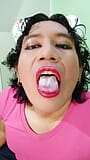 Hola chica trans samanta comiendo. snapshot 1