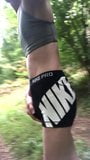 Nike pro seluar pendek dalam hutan snapshot 1
