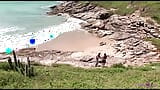 Una morena bronceada lleva a un negro a la playa para follar su apretado coño snapshot 2