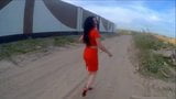 Sexy Anwältin tanzt in der Nähe des Gefängnisses, um Gefangene zu unterstützen snapshot 1