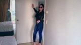 Bonita asiática ladyboy jeans striptease con grandes tetas dotadas snapshot 1