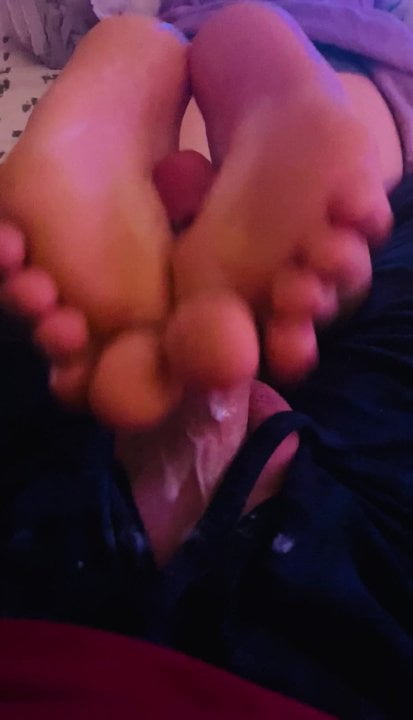 Wife gives tinder guy footjob clip