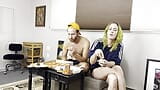 Sexy hombre y mujer comiendo comida snapshot 8