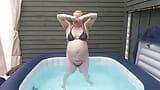 Rondborstige vrouw in stringbikini in het bubbelbad snapshot 5