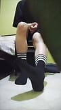 Budak remaja kembar menunjukkan stinky black socksnya yang kotor snapshot 4