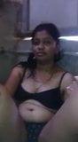 Desi chica mostrando su COÑO y tetas a bf snapshot 2