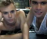 Un paio di ragazzi eccitanti accendono la loro webcam e catturano il divertimento snapshot 2