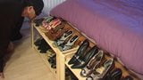 Pris en train de renifler des talons hauts puants snapshot 1