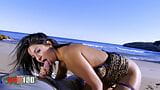 Baise sur une plage publique avec la superbe pornstar Julia de Lucia snapshot 3