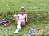 Masturbándose adolescente Ellie va sola snapshot 9