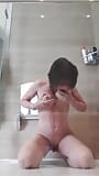 Une MILF esclave prend une douche squirt snapshot 2