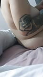 Stiefmoeder naakt met tatoeage gaat het bed van stiefzoon in snapshot 4