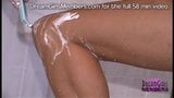 Brünette mit dicken Titten rasiert ihre Beine und Muschi snapshot 19