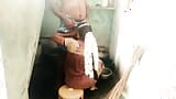 Une tatie desi taille une pipe en faisant la vaisselle snapshot 10