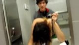 Emo -koppel neukt in een openbare badkamer snapshot 2