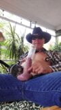 Cowboy -vader pompt pik en knijpt zittend op de achterportiek snapshot 15