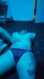 Amigo faz massagem na esposa snapshot 3