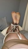 Slijpen tot een orgasme in bondage en panty snapshot 4