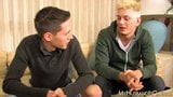 Maridos Twink traindo suas esposas para ter anal gay duro snapshot 2