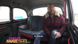 Une fausse femme anglaise sexy paie pour une course en taxi tchèque snapshot 4