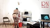 La sirvienta sin bragas en la oficina hace arreglos. Lavar la lámpara de pared. Una secretaria desnuda lava una lámpara en la oficina del di snapshot 2