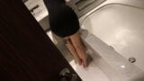 Ho visto la mia matrigna mentre si masturbava in bagno snapshot 5