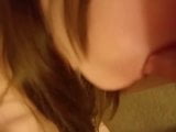 Une femme amateur fascinante suce une bite et prend un facial snapshot 1