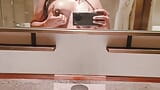 Bhabhi India seksi dengan buah dada besar menikmati tab mandi di hotel 5 bintang dan menjolok pepeknya snapshot 1